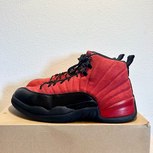 Jordan 12 Retro Reverse Flu Game size 10.5 CT8013-602 2020 PRE-OWNED - Picture 2 of 9